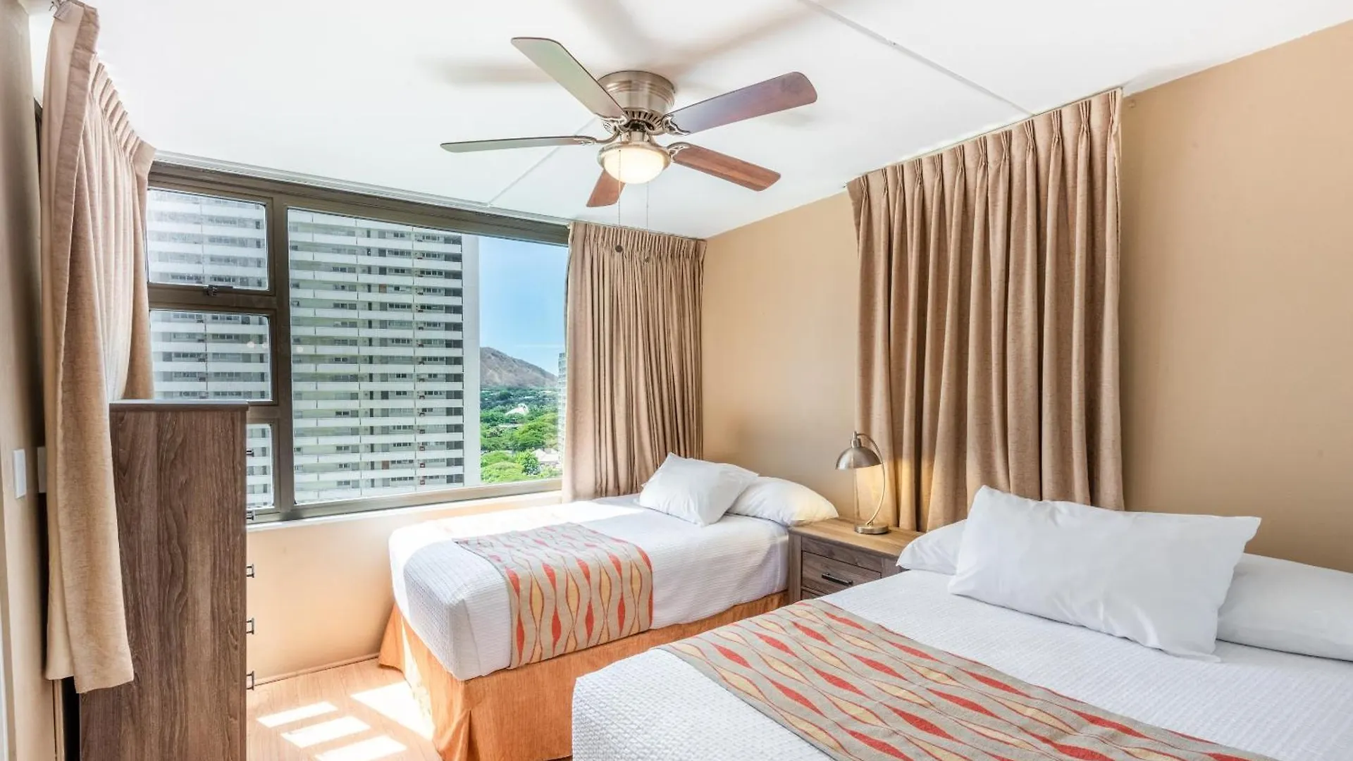 Apartment Spacious 14Th Floor Corner Suite, Partial Diamond Head And Ocean Views With Free Parking! Honolulu