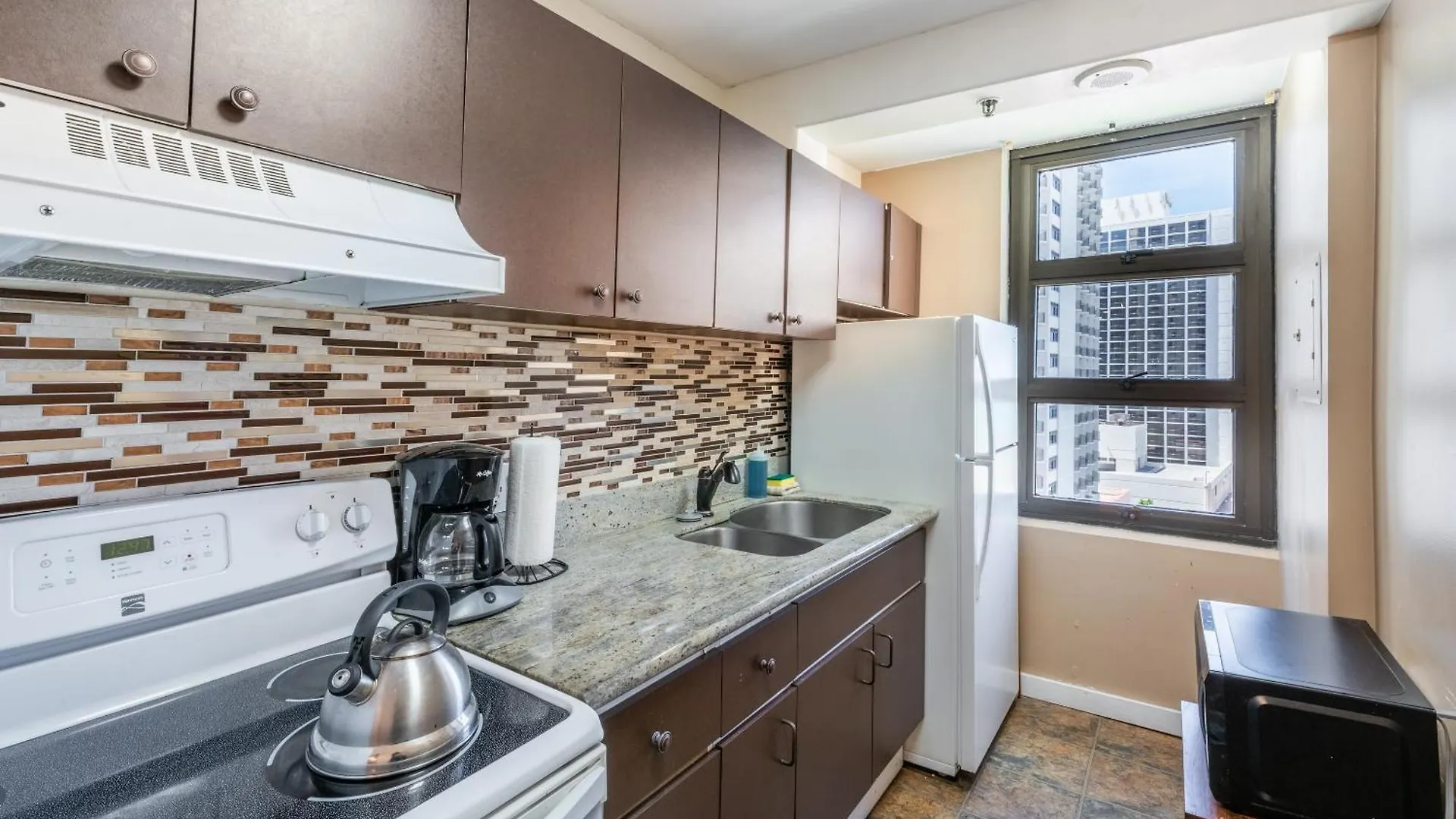 Apartment Spacious 14Th Floor Corner Suite, Partial Diamond Head And Ocean Views With Free Parking! Honolulu
