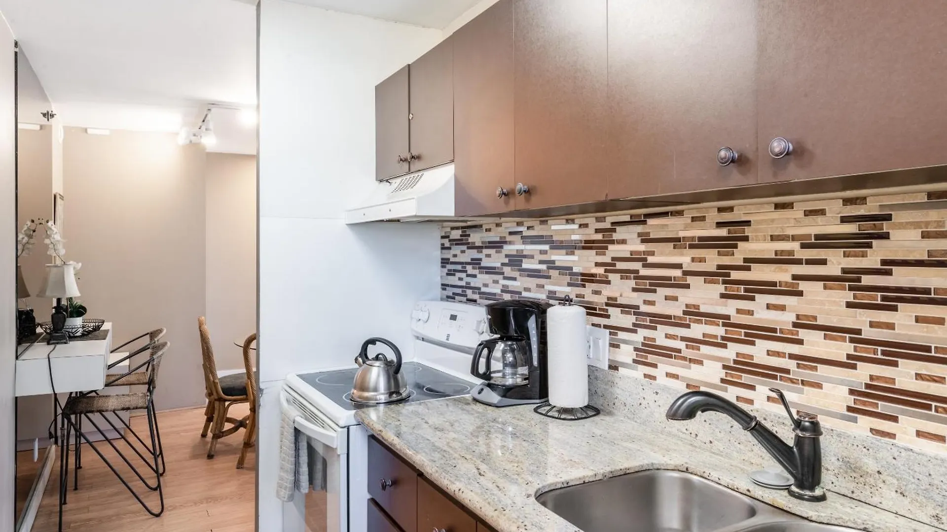 Apartment Spacious 14Th Floor Corner Suite, Partial Diamond Head And Ocean Views With Free Parking! Honolulu